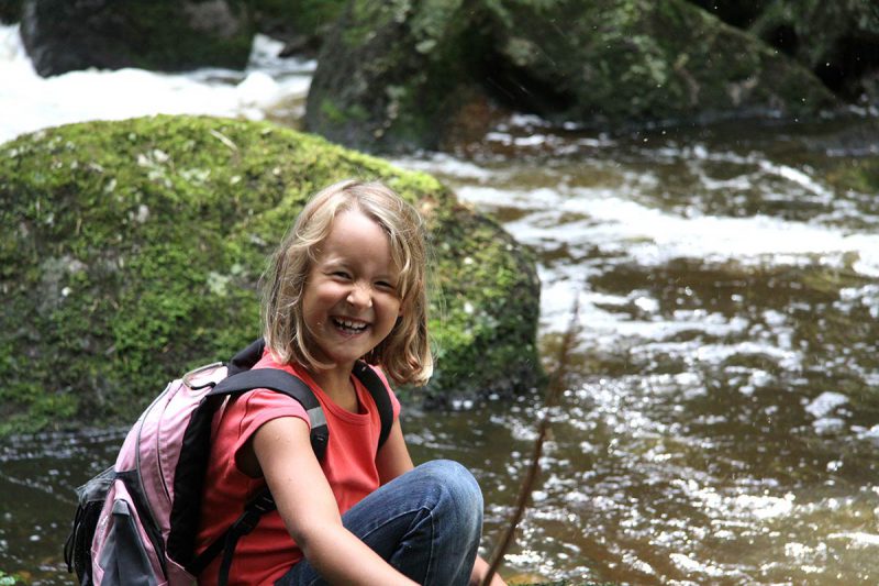 Bärentrail, Mädchen beim Wasser_(c) MartinLugmayr