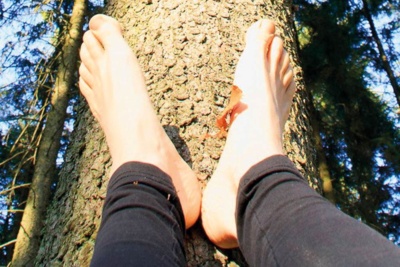 Michaela Auer, Füße am Baum (c) Stefan_Neuheimer