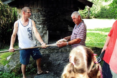 Brotbacken beim Steinbackofen am Galgenberg in Arbesbach