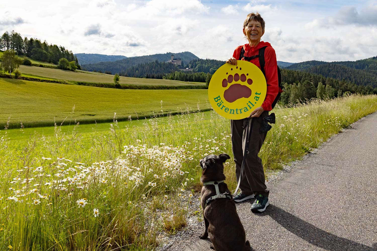 Bärentrailerin unterwegs, im Hintergrund die Burg Rappottenstein (c)Martin Lugmayr